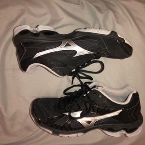 Women size 7.5 2018 mizuno volleyball shoes